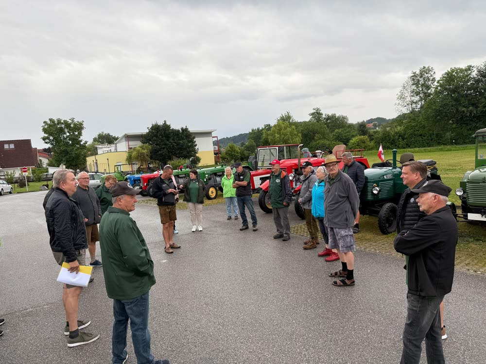 Historische Oldtimer-Traktoren beim jährlichen Treffen des Traktor-Oldtimer-Clubs Markt Hartmannsdorf